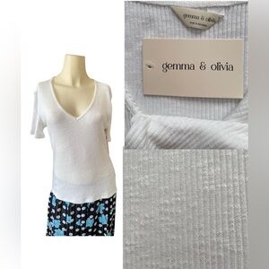 Gemma & Olivia White V-Neck white ribbed short-sleeve top Women’s size Small